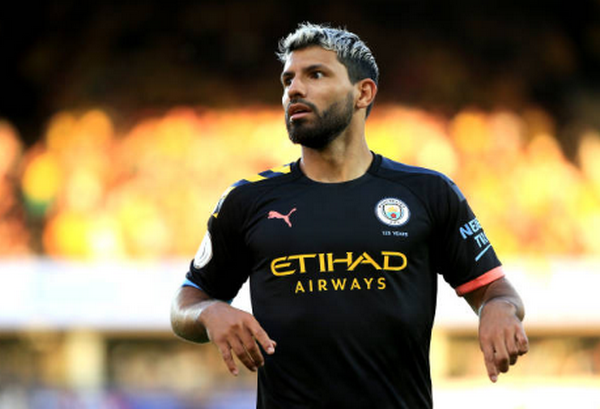 Cận cảnh 2 pha tấu hài trong 1 phút của cặp trung vệ Man City - Bóng Đá