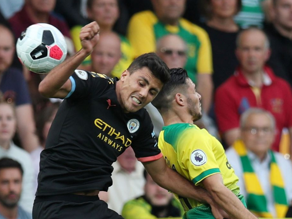 Cận cảnh 2 pha tấu hài trong 1 phút của cặp trung vệ Man City - Bóng Đá