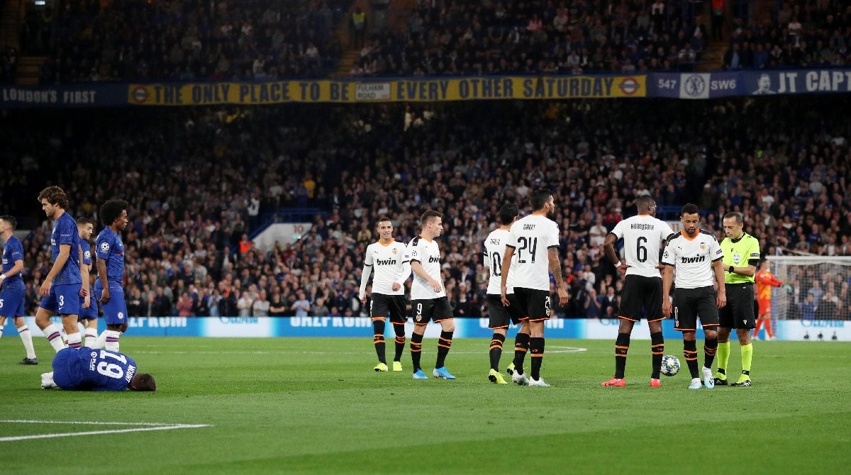 Mason Mount limps off injured after horror lunge from ex-Arsenal star Francis Coquelin just 15 minutes into Chelsea's Champions League tie with Valencia - Bóng Đá