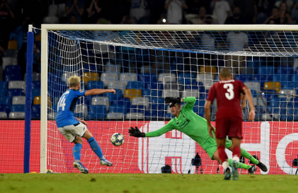 Cận cảnh 3 pha cứu thua như 'siêu nhân' của Adrian - Bóng Đá