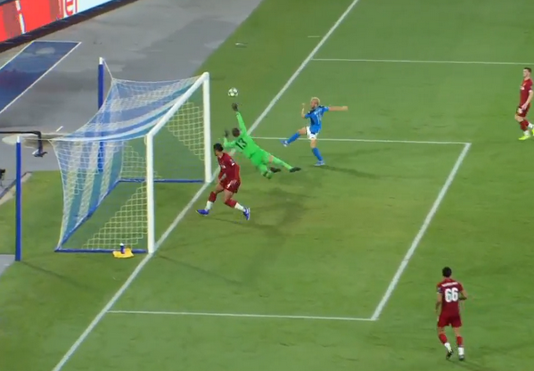 Cận cảnh 3 pha cứu thua như 'siêu nhân' của Adrian - Bóng Đá