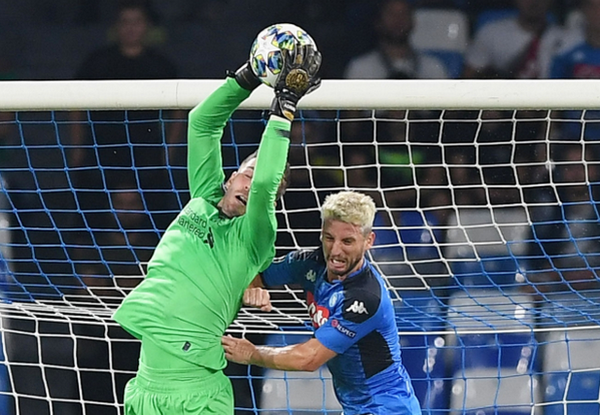 Cận cảnh 3 pha cứu thua như 'siêu nhân' của Adrian - Bóng Đá