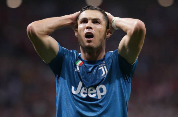 Khuôn mặt đáng thương, trọng tài trận Atletico vs Juve gục ngã trên thảm cỏ - Bóng Đá