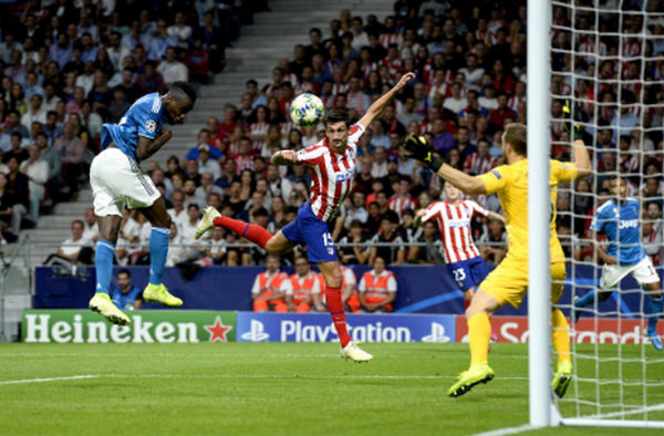 Khuôn mặt đáng thương, trọng tài trận Atletico vs Juve gục ngã trên thảm cỏ - Bóng Đá