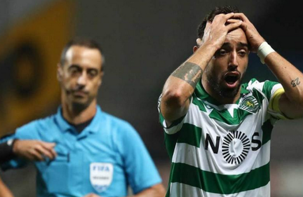 Ăn thẻ đỏ, Bruno Fernandes có hành động khó tin - Bóng Đá