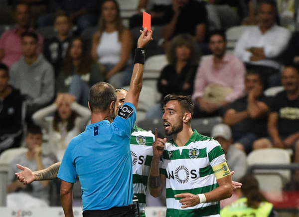 Ăn thẻ đỏ, Bruno Fernandes có hành động khó tin - Bóng Đá