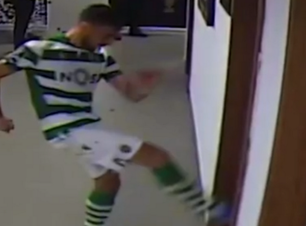 Ăn thẻ đỏ, Bruno Fernandes có hành động khó tin - Bóng Đá