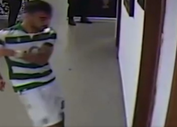 Ăn thẻ đỏ, Bruno Fernandes có hành động khó tin - Bóng Đá