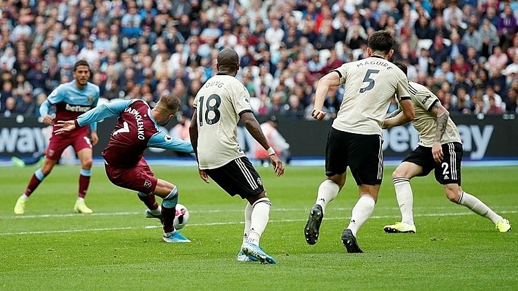Ed Woodward DID tell Phil Jones off at West Ham, barking 'We're on camera, stop' - Bóng Đá