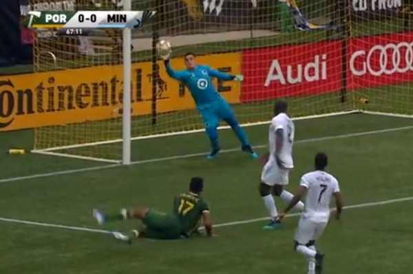 Cản phá 9 cú sút trong vòng cấm, cựu thủ môn Arsenal nhận điểm 10 hoành tráng - Bóng Đá