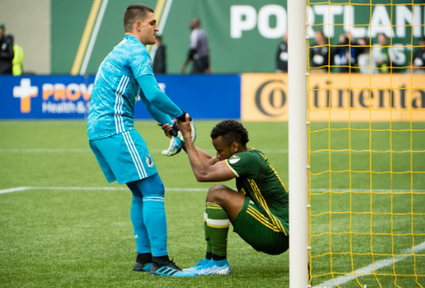 Cản phá 9 cú sút trong vòng cấm, cựu thủ môn Arsenal nhận điểm 10 hoành tráng - Bóng Đá