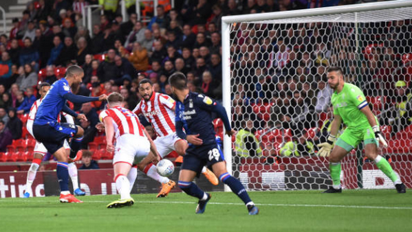 Lội ngược dòng trước Stoke, bại tướng Arsenal vươn lên ngôi đầu Championship - Bóng Đá