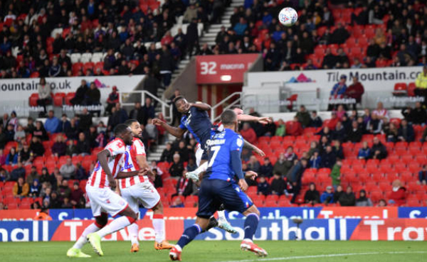 Lội ngược dòng trước Stoke, bại tướng Arsenal vươn lên ngôi đầu Championship - Bóng Đá