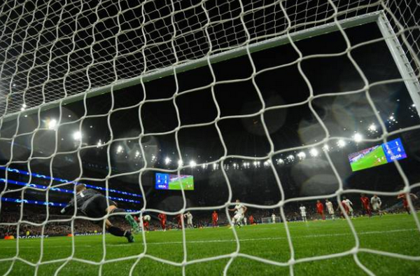 Thua 'tối tăm mặt mũi', đây là thái độ của Pochettino khi bắt tay sau trận - Bóng Đá