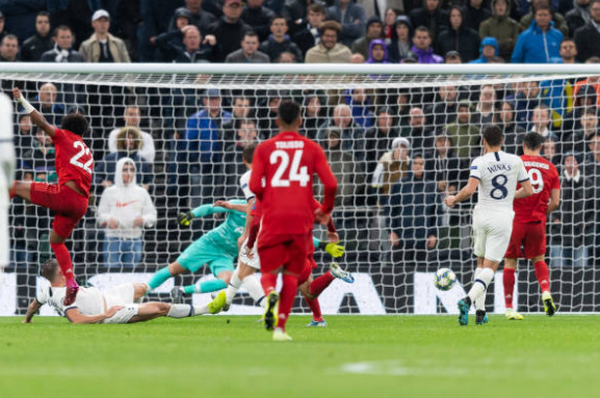 Thua 'tối tăm mặt mũi', đây là thái độ của Pochettino khi bắt tay sau trận - Bóng Đá