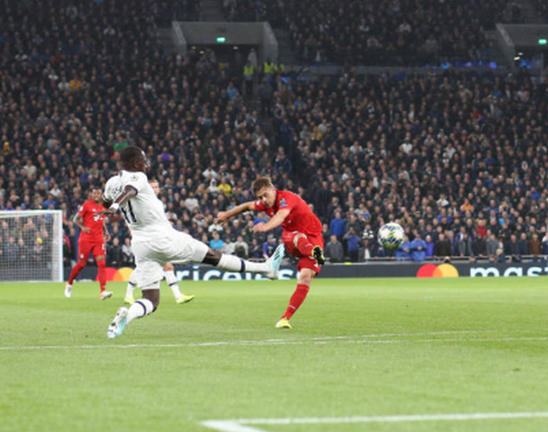 Thua 'tối tăm mặt mũi', đây là thái độ của Pochettino khi bắt tay sau trận - Bóng Đá