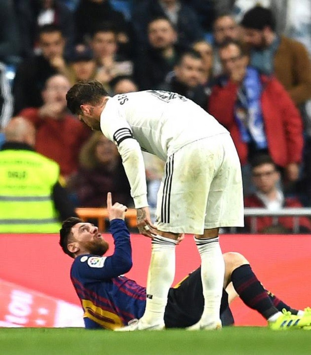 Maguire ôm kình địch - Bóng Đá