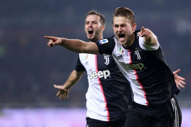 Liverpool to hand Van Dijk new £50M deal to fend off Juventus… but how does it compare to other defenders?  - Bóng Đá