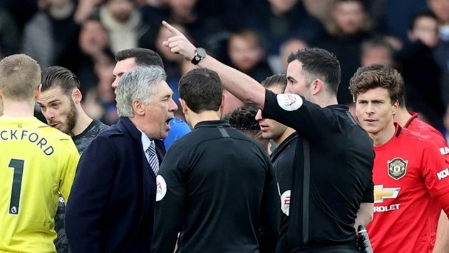 Chris Smalling mắc sai lầm, AS Roma nhọc nhằn đánh bại Cagliari - Bóng Đá