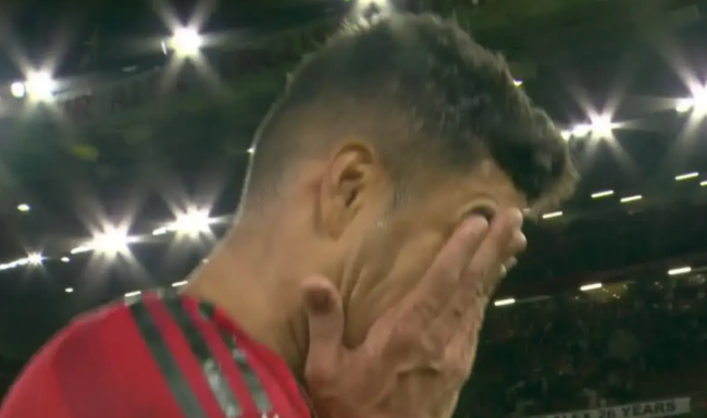 Casemiro bật khóc.