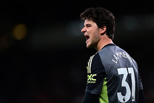 Thủ môn: Senne Lammens – 7.6 điểm Thủ thành người Bỉ tiếp tục chứng minh vì sao anh là sự lựa chọn tin cậy để thay thế Andre Onana. Lammens đã có 3 pha cứu thua cực kỳ quan trọng trong hiệp một, ngăn chặn những nỗ lực gỡ hòa sớm của Brentford. Anh hoàn toàn không có lỗi trong bàn thua từ cú dứt điểm 