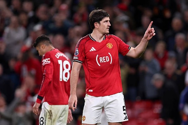 Trung vệ: Harry Maguire – 8.1 điểm Maguire cho thấy sự thống trị tuyệt đối trong các pha tranh chấp trên không. Không chỉ phòng ngự chắc chắn, anh còn là mối đe dọa thường trực trong các pha bóng cố định. Chính Maguire là người đánh đầu kiến tạo thông minh để Casemiro mở tỷ số trận đấu, một lần nữa khẳng định giá trị của mình dưới thời Carrick.