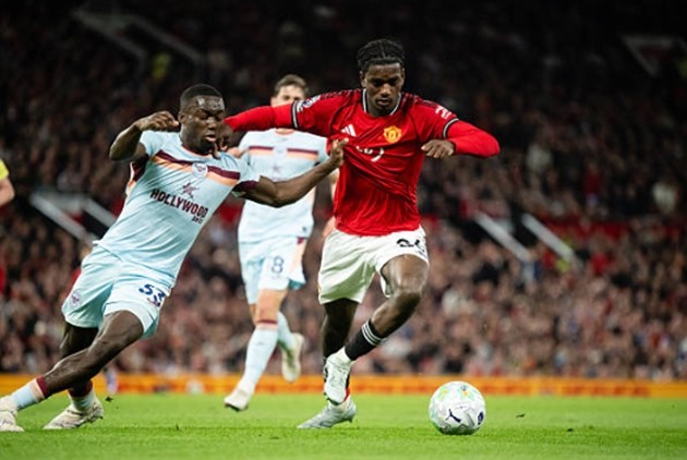 Trung vệ: Ayden Heaven – 7.3 điểm Tài năng trẻ này tiếp tục cho thấy sự trưởng thành vượt bậc sau mỗi trận đấu. Phải đối đầu với một tiền đạo giàu sức mạnh như Igor Thiago, Heaven vẫn giữ được sự bình tĩnh cần thiết. Anh có nhiều pha can thiệp chính xác và bọc lót kịp thời, củng cố thêm niềm tin cho ban huấn luyện về một nhân tố triển vọng trong tương lai.