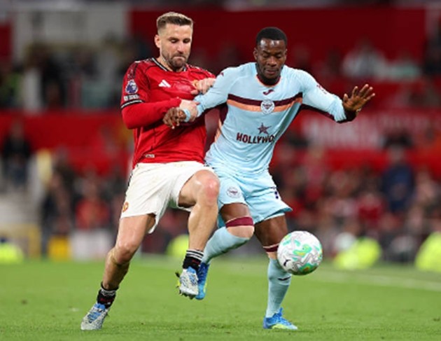 Hậu vệ trái: Luke Shaw – 7.0 điểm Shaw thi đấu ổn định ở hành lang cánh trái cho đến khi phải rời sân sớm do vấn đề về thể trạng ở hiệp hai. Dù khả năng hỗ trợ tấn công của anh không quá bùng nổ trong trận này, nhưng kinh nghiệm và sự hiện diện của Shaw đã giúp hàng thủ United duy trì được sự cân bằng cần thiết trước các đợt lên bóng của Brentford.