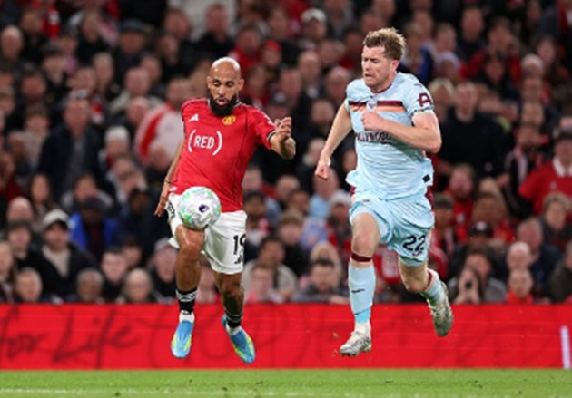 Tiền vệ cánh phải: Bryan Mbeumo – 7.0 điểm So với những trận đấu bùng nổ trước đó, Mbeumo có phần mờ nhạt hơn khi phải lùi sâu hỗ trợ phòng ngự. Anh thiếu đi những pha bứt tốc xé toang hàng thủ đối phương và thường xuyên xử lý bóng lỗi trong các tình huống quyết định ở khu vực 1/3 cuối sân trước khi bị rút ra nghỉ.