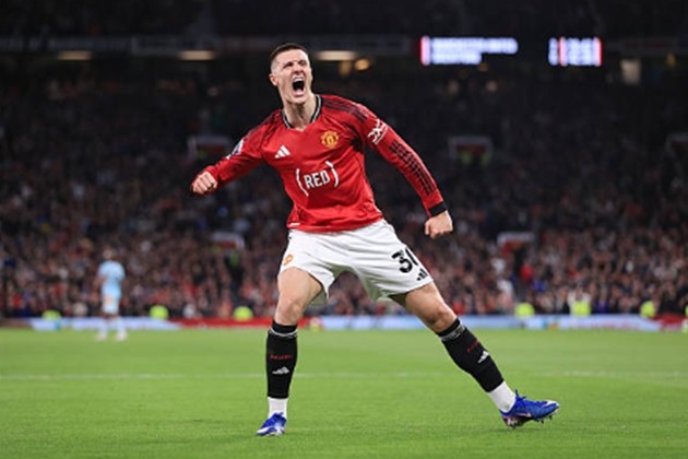 Tiền đạo cắm: Benjamin Sesko – 7.9 điểm Chân sút người Slovenia đã chính thức cán mốc 10 bàn thắng tại giải Ngoại hạng Anh ngay trong mùa giải đầu tiên tại Old Trafford. Sesko hoạt động năng nổ, chịu khó va chạm với các hậu vệ Brentford và đã có pha dứt điểm quyết đoán để nhân đôi cách biệt cho United, khép lại một ngày thi đấu hiệu quả.