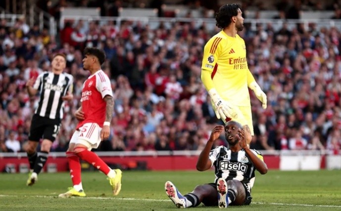 Newcastle thua Arsenal đầy tiếc nuối.