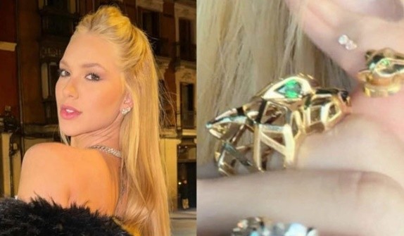 Bạn gái Vini khoe bộ trang sức đắt tiền.