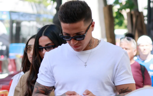 Fernandez dạo chơi ở Madrid cùng các đồng đội.