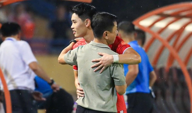 Đình Bắc và cái ôm trìu mến dành cho HLV Văn Sỹ Sơn.