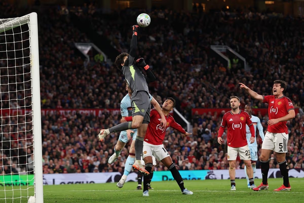 Senne Lammens thi đấu ấn tượng cho Man Utd.