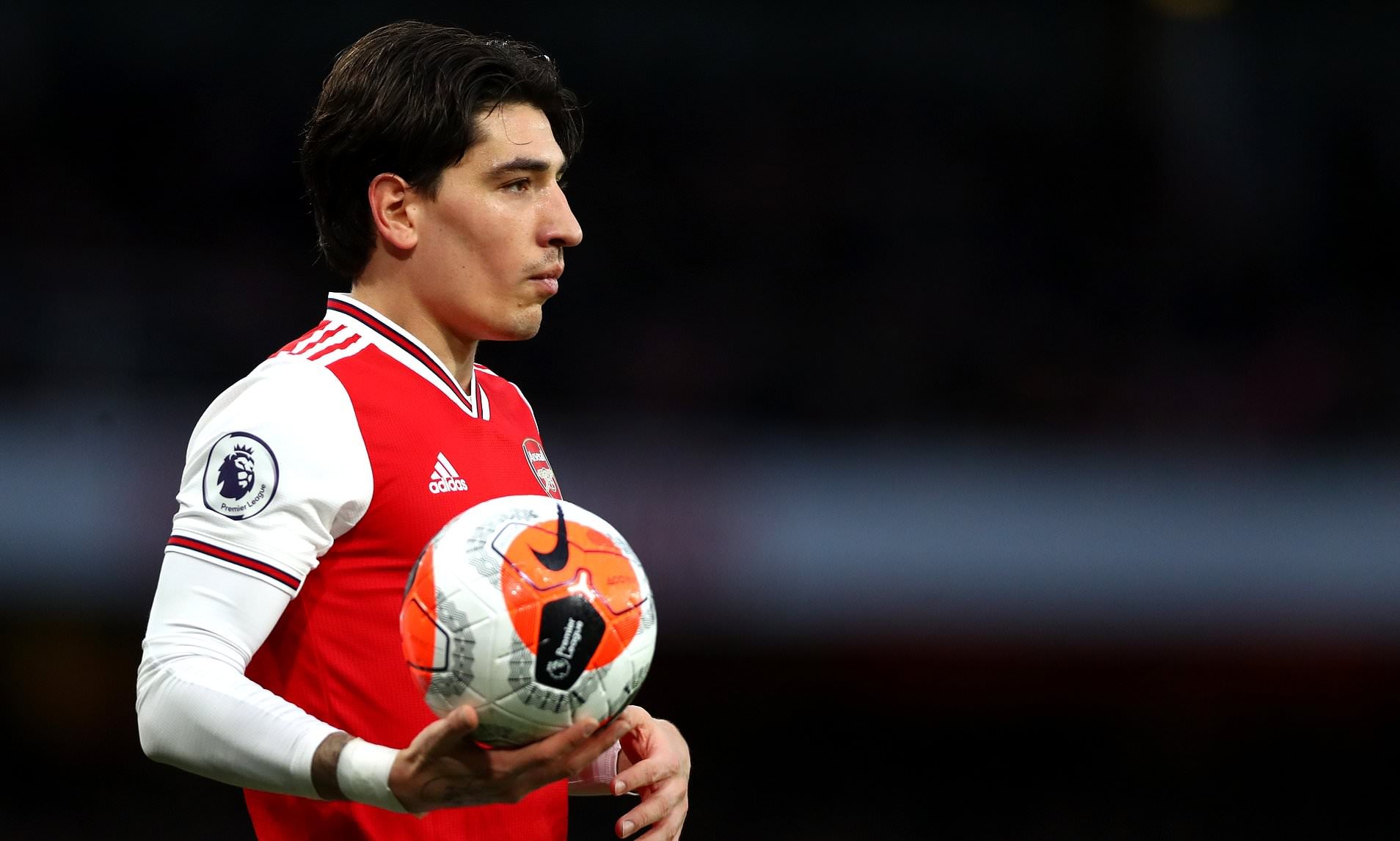 Học đòi theo Pogba, Bellerin nhận mưa 