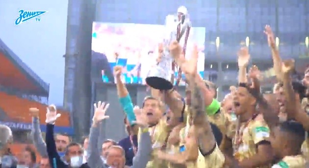 Chelsea legend Branislav Ivanović lifts, then immediately breaks latest trophy - Bóng Đá