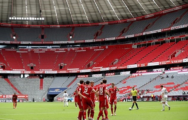 Haaland gọi, Lewandowski đáp trả bằng 