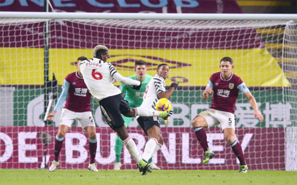 Thắng Burnley, Man Utd tái hiện mùa giải thần thánh 2012/13 thời Sir Alex - Bóng Đá