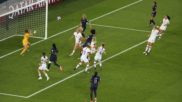 ảnh trận: Nữ Pháp - Mỹ (sáng lên) - Bóng Đá