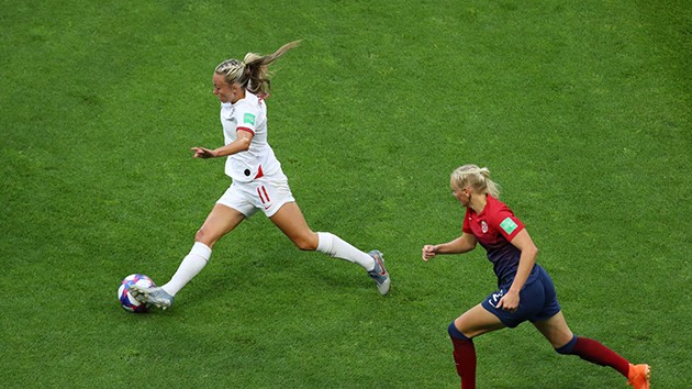 Tiếp tục 'vô đối', cựu sao Man Utd đưa nữ Anh vào bán kết World Cup - Bóng Đá
