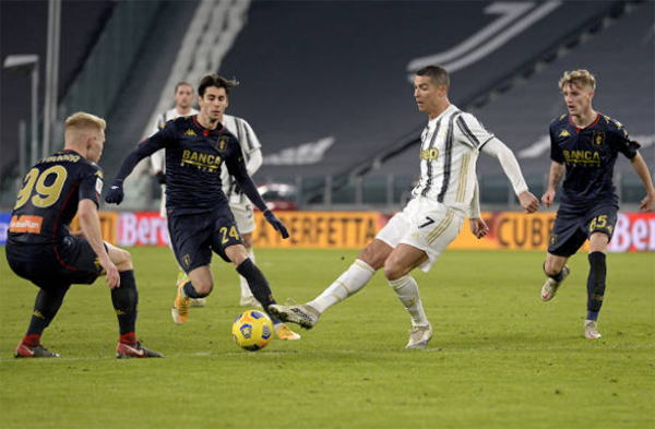 Cristiano Ronaldo fools 4 Genoa players with tricks to create chance that led to winner for Juventus from debutant Hamza Rafia vs Genoa - Bóng Đá