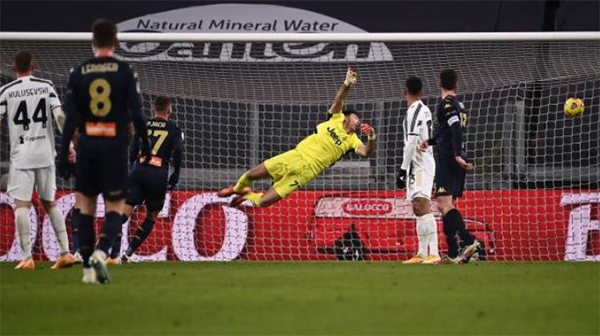 Cristiano Ronaldo fools 4 Genoa players with tricks to create chance that led to winner for Juventus from debutant Hamza Rafia vs Genoa - Bóng Đá