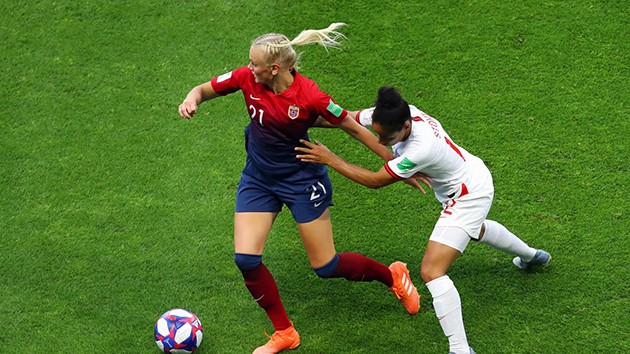 Tiếp tục 'vô đối', cựu sao Man Utd đưa nữ Anh vào bán kết World Cup - Bóng Đá