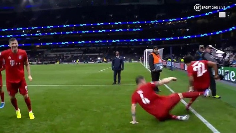 SỐC! Phá lưới Tottenham 4 lần, 'kẻ Arsenal từ bỏ' bị đồng đội đốn giò ngã chổng vó - Bóng Đá