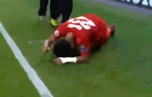 SỐC! Phá lưới Tottenham 4 lần, 'kẻ Arsenal từ bỏ' bị đồng đội đốn giò ngã chổng vó - Bóng Đá