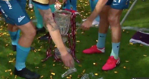 Chelsea legend Branislav Ivanović lifts, then immediately breaks latest trophy - Bóng Đá