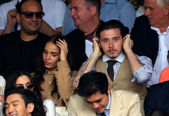 Chelsea star David Luiz ruins Wimbledon fan’s day by blocking his view of Federer vs Djokovic with his HAIR - Bóng Đá