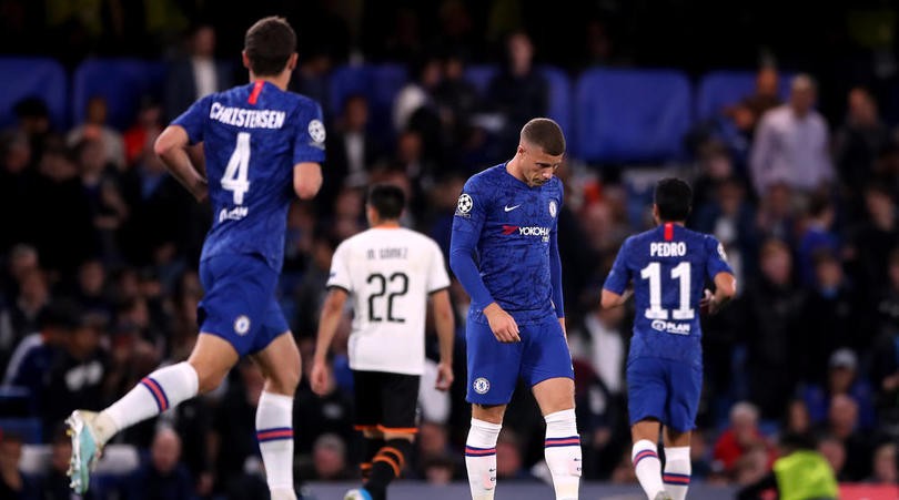 Mason Mount limps off injured after horror lunge from ex-Arsenal star Francis Coquelin just 15 minutes into Chelsea's Champions League tie with Valencia - Bóng Đá