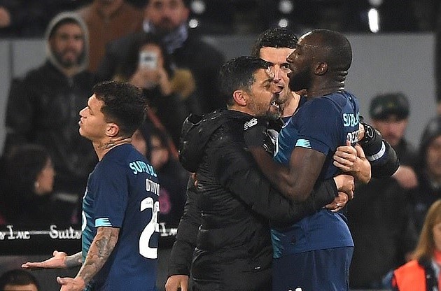 Porto star Moussa Marega tells Vitoria fans to ‘f*** yourself’ after he walks off the pitch following vile racist abuse - Bóng Đá